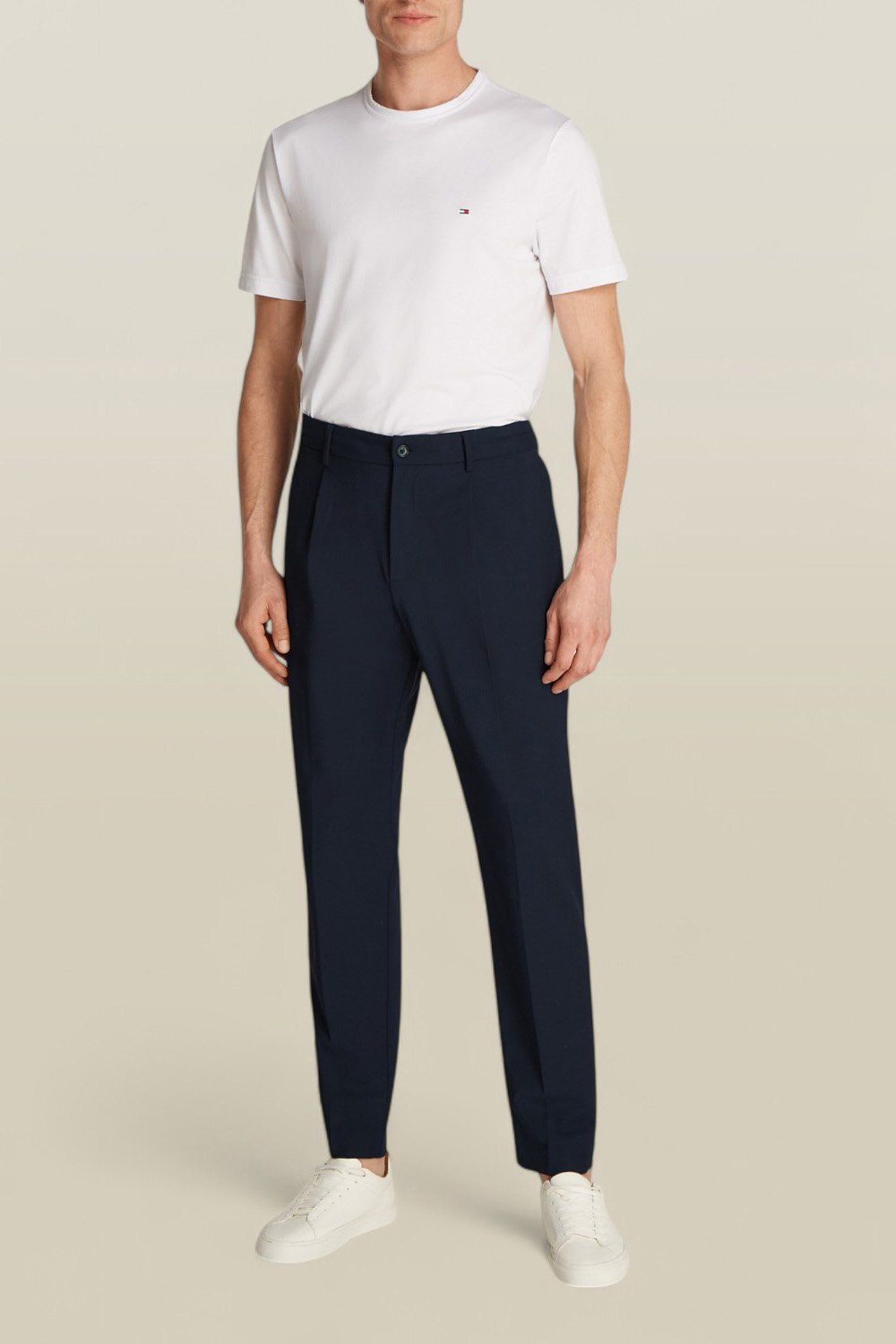 תמונת כל הלוק של מכנסיים ארוכים TOMMY HILFIGER